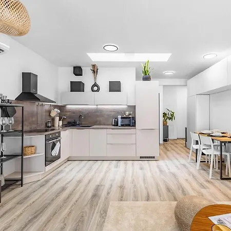 Modern And Cozy Flat With Balcony *