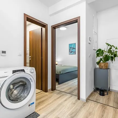 Modern And Cozy Flat With Balcony Μπρατισλάβα