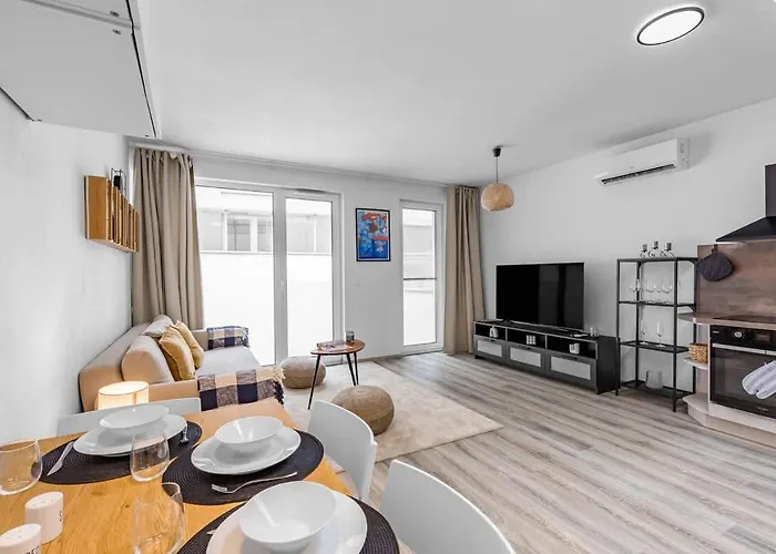 Modern And Cozy Flat With Balcony アパート