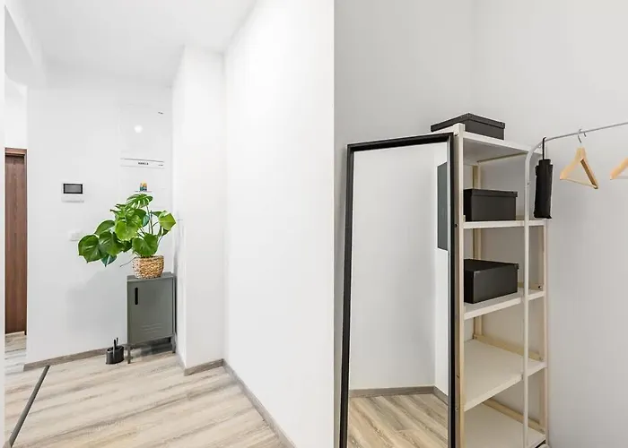 Modern And Cozy Flat With Balcony 아파트 *