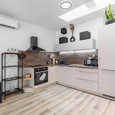 Modern And Cozy Flat With Balcony * ברטיסלאבה