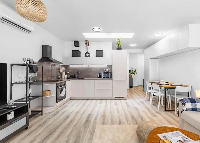 דירה Modern And Cozy Flat With Balcony